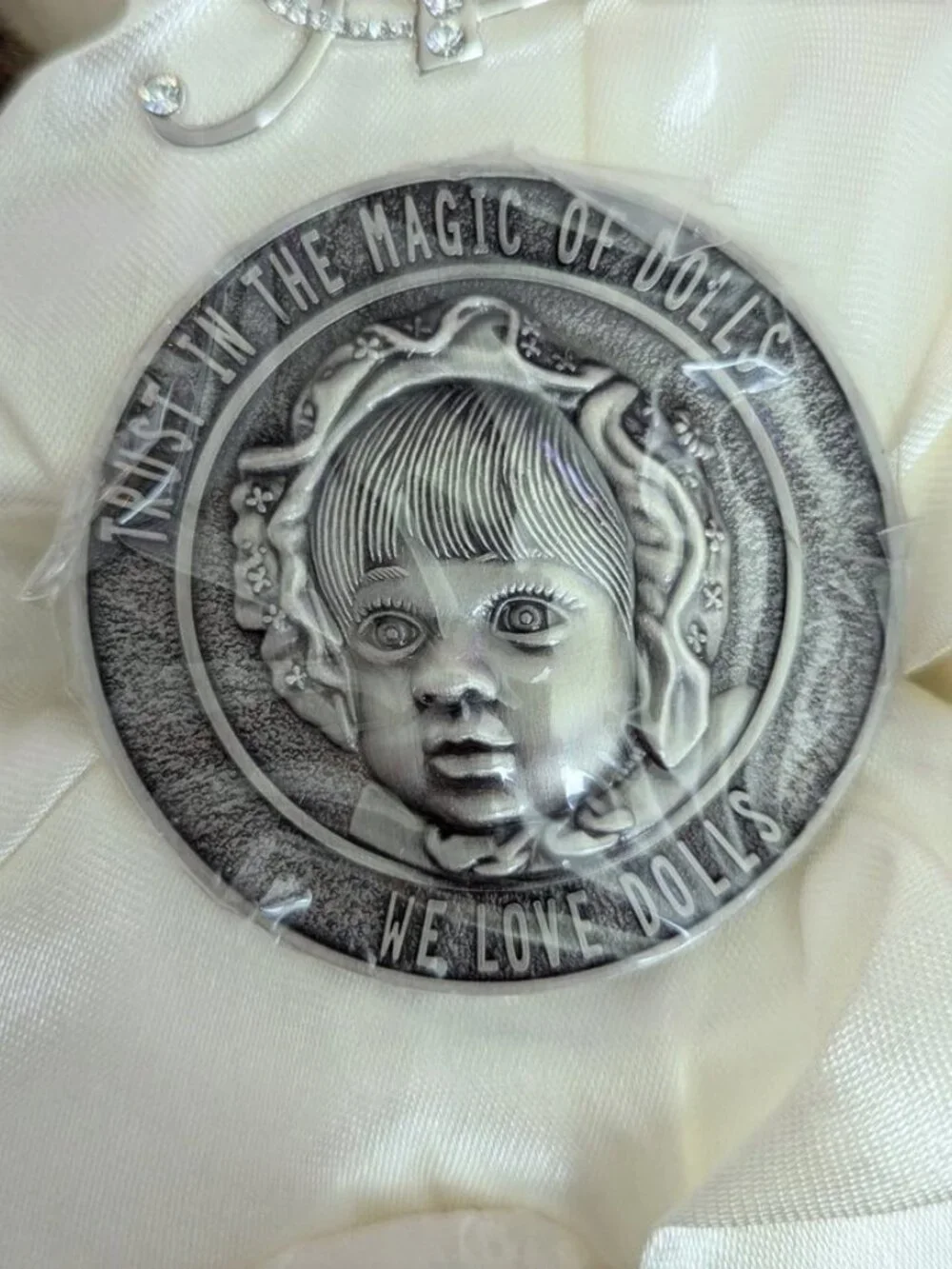 NEW 2005 Adora Collector's Club Limited Edition Doll Box Pin Brooch Stand Coin